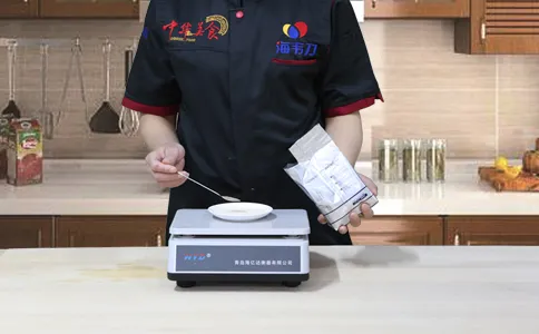 鸭油酥烧饼发酵泡打粉，称量酵母