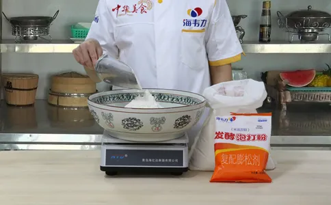 玉米面发糕发酵泡打粉的使用方法,称量玉米面和面粉