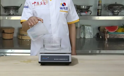 玉米面发糕发酵泡打粉的使用方法,称量水
