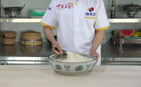 玉米面发糕发酵泡打粉的使用方法,搅拌成糊状