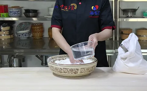 杂粮发糕发酵泡打粉的使用方法,加入水