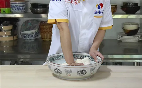 彩虹馒头泡打粉的使用方法,和面