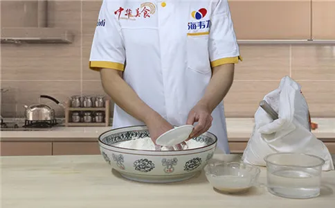 甜馒头泡打粉的使用方法,白砂糖加入面粉中