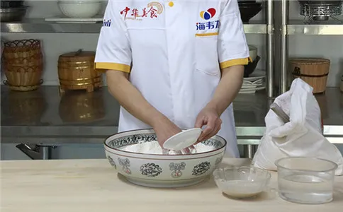 兔子馒头泡打粉的使用方法,添加剂加入面粉中