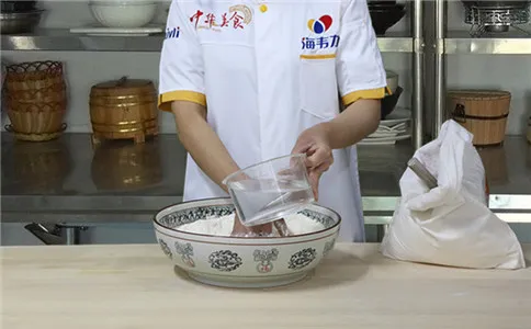兔子馒头泡打粉的使用方法,加水和面
