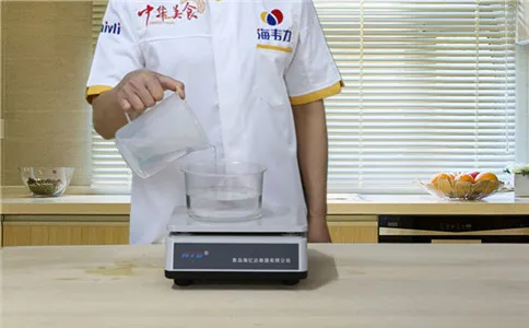 双色馒头泡打粉的使用方法,称量水