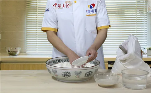 双色馒头泡打粉的使用方法,添加剂加入面粉中
