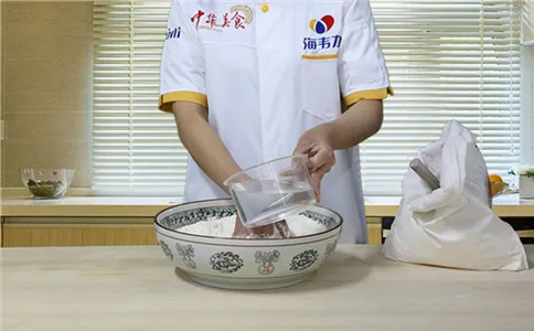 双色馒头泡打粉的使用方法,加水和面