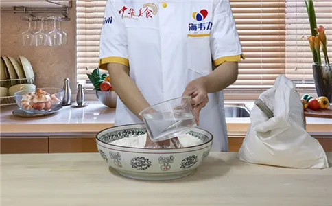 蔬菜馒头泡打粉的使用方法,加水和面