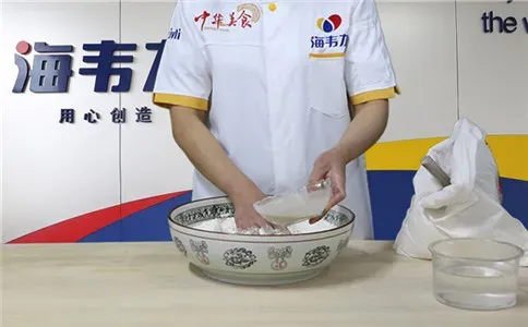 手工馒头泡打粉的使用方法,酵母加入面粉中