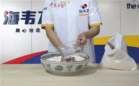 手工馒头泡打粉的使用方法,加水和面