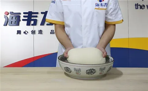 手工馒头泡打粉的使用方法,和面成光滑的面团