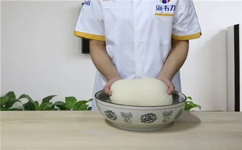 全麦面馒头泡打粉的使用方法,和面成光滑的面团