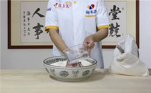 荞麦面馒头泡打粉的使用方法,加水和面