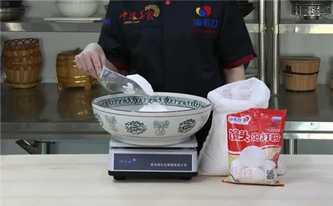 戗面馒头泡打粉的使用方法,称量面粉