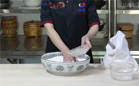 戗面馒头泡打粉的使用方法,酵母加入面粉中