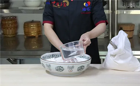 戗面馒头泡打粉的使用方法,加水和面