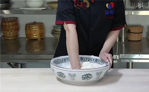 戗面馒头泡打粉的使用方法,和面