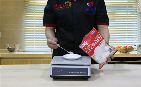 35克食盐:15克水 :350克酵母:10克酒酿:200克海韦力馒头泡打粉:5克