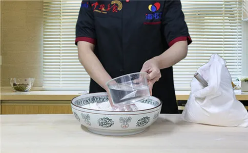 米馒头泡打粉的使用方法,加水和面