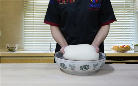 米馒头泡打粉的使用方法,和面成光滑的面团