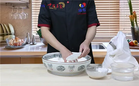 玫瑰馒头泡打粉的使用方法,添加剂加入面粉中