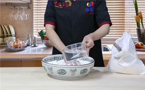 玫瑰馒头泡打粉的使用方法,加水和面