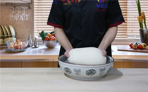 玫瑰馒头泡打粉的使用方法,和面成光滑的面团