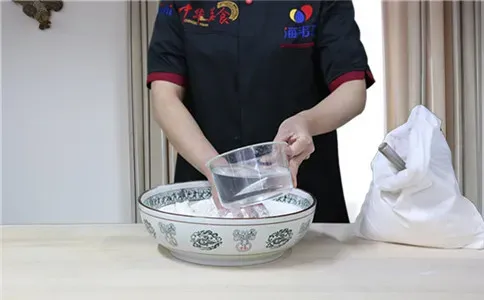 老面馒头泡打粉的使用方法,加水和面