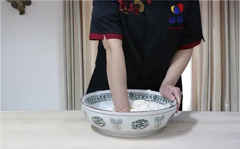 老面馒头泡打粉的使用方法,和面