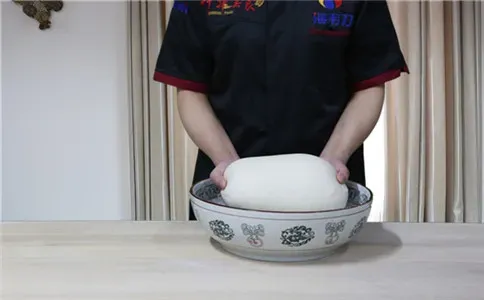 老面馒头泡打粉的使用方法,和面成光滑的面团