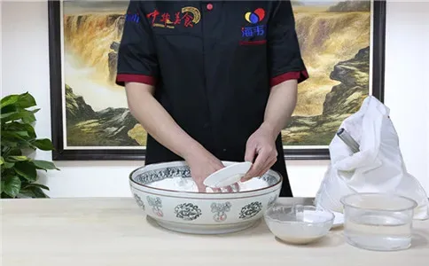 卡通馒头泡打粉的使用方法,添加剂加入面粉中