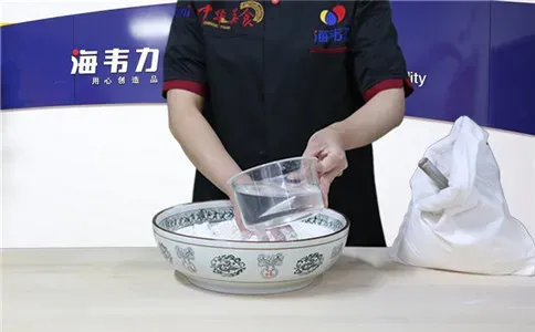 鸡蛋馒头泡打粉的使用方法,加水和面