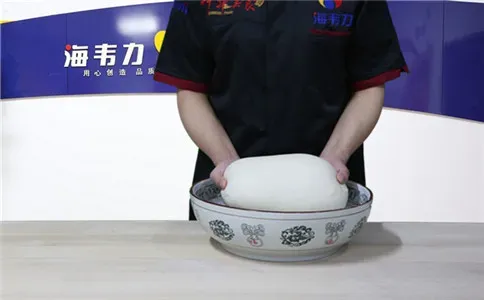 鸡蛋馒头泡打粉的使用方法,和面成光滑的面团