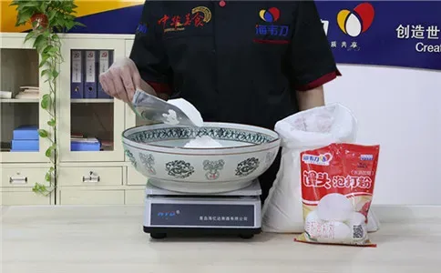 机制馒头泡打粉的使用方法,称量面粉