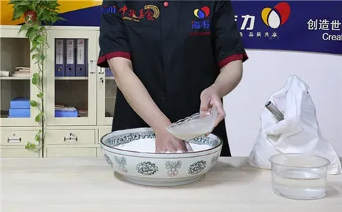 机制馒头泡打粉的使用方法,酵母加入面粉中