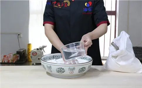 黄豆面馒头泡打粉的使用方法,加水和面