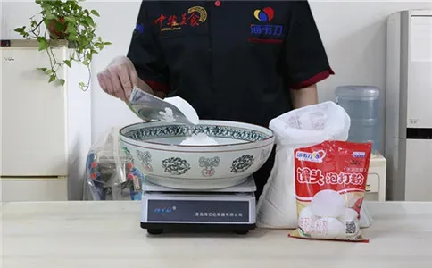 红糖馒头泡打粉的使用方法,称量面粉