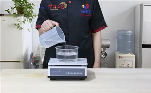 红糖馒头泡打粉的使用方法,称量水