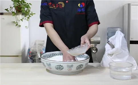 红糖馒头泡打粉的使用方法,酵母加入面粉中