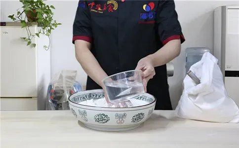 红糖馒头泡打粉的使用方法,加水和面