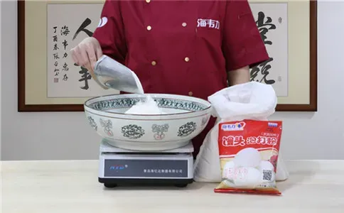 锅贴馒头泡打粉的使用方法,称量面粉