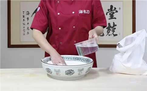 锅贴馒头泡打粉的使用方法,加水和面