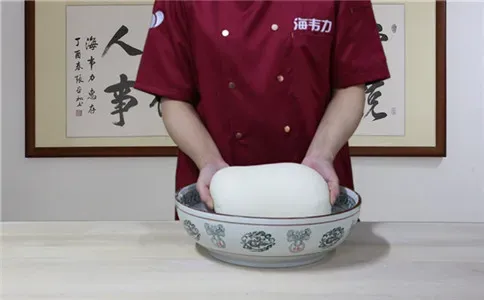 锅贴馒头泡打粉的使用方法,和面成光滑的面团