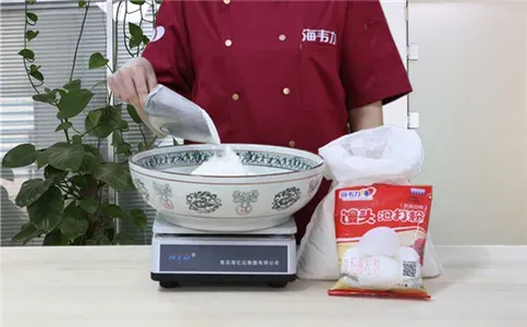 花样枣馒头泡打粉的使用方法,称量面粉