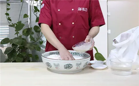 花样枣馒头泡打粉的使用方法,酵母加入面粉中