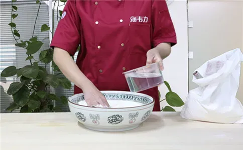 花样枣馒头泡打粉的使用方法,加水和面
