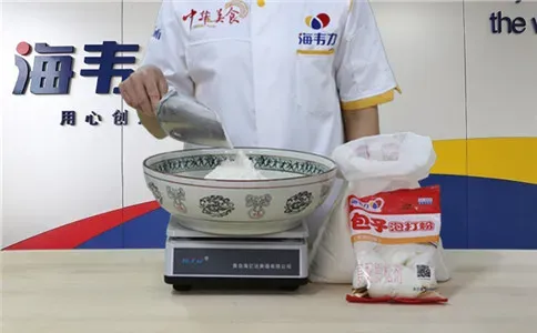 叉烧包子泡打粉的使用方法,称量面粉