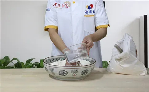 大包子泡打粉的使用方法,加水和面