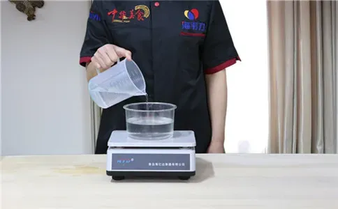 破酥包子泡打粉的使用方法,称量水